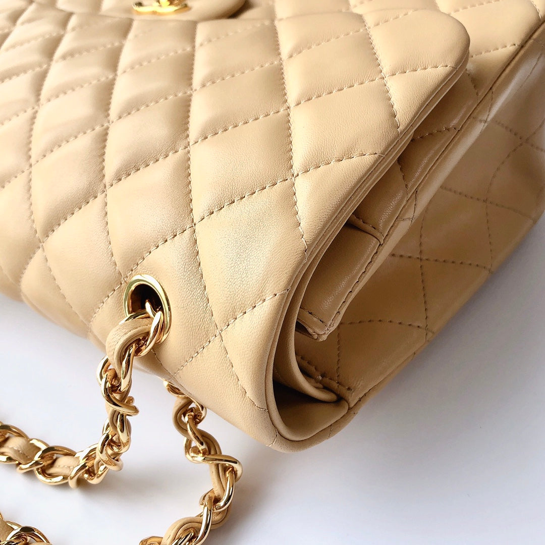 Bolso con solapa jumbo 30 beige claro de piel de cordero con herrajes dorados