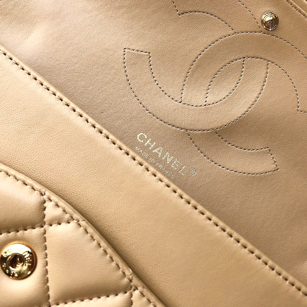Bolso con solapa jumbo 30 beige claro de piel de cordero con herrajes dorados