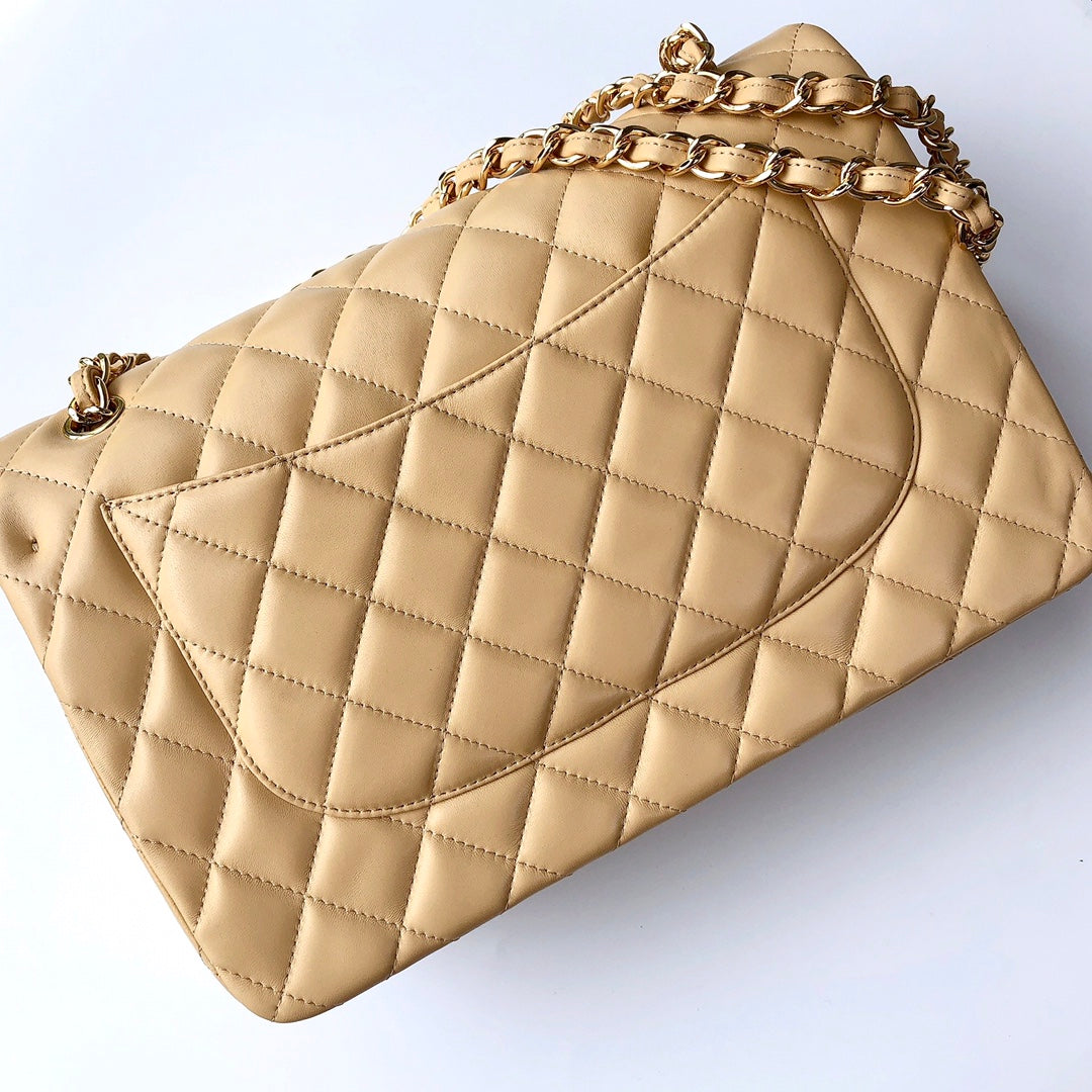 Bolso con solapa jumbo 30 beige claro de piel de cordero con herrajes dorados