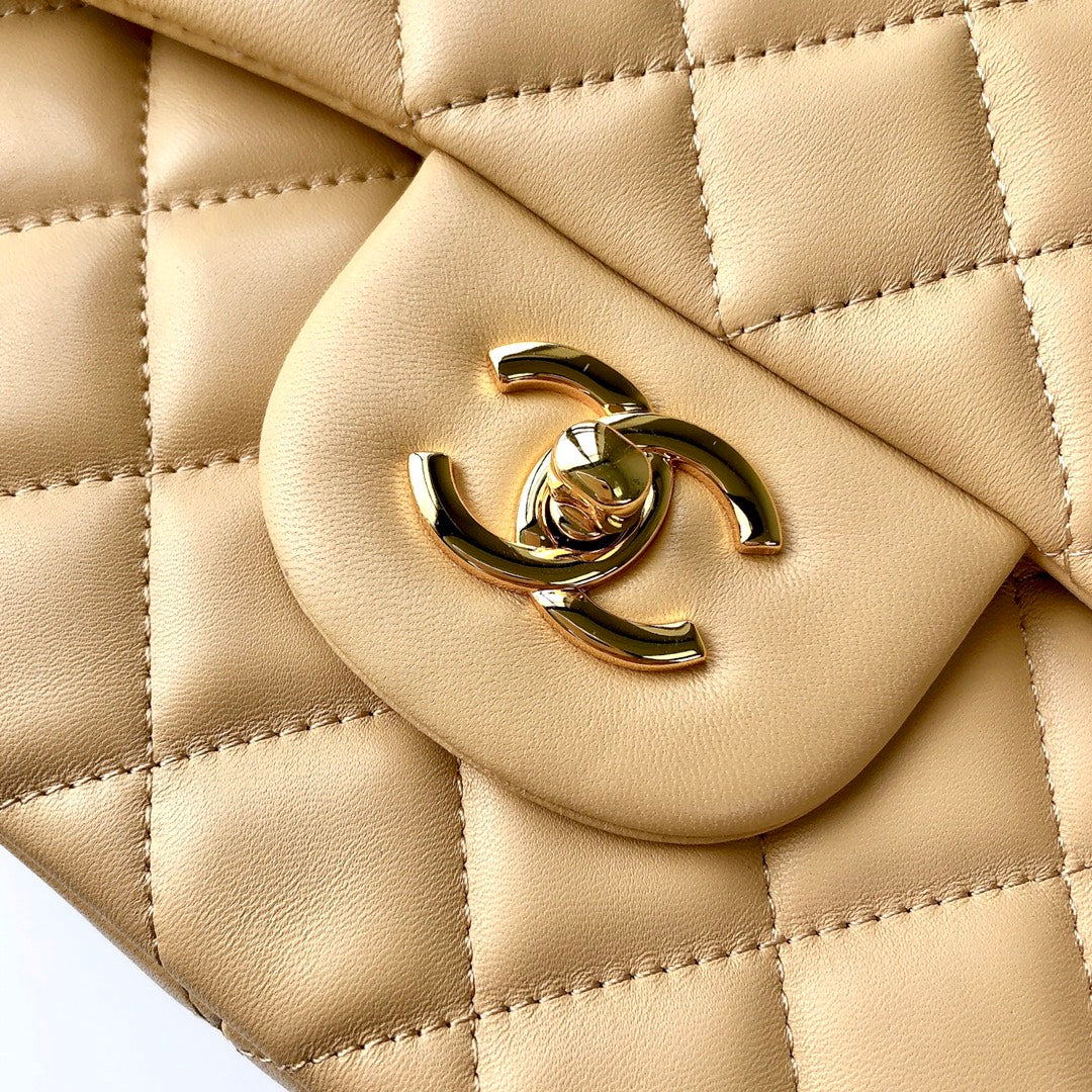 Bolso con solapa jumbo 30 beige claro de piel de cordero con herrajes dorados