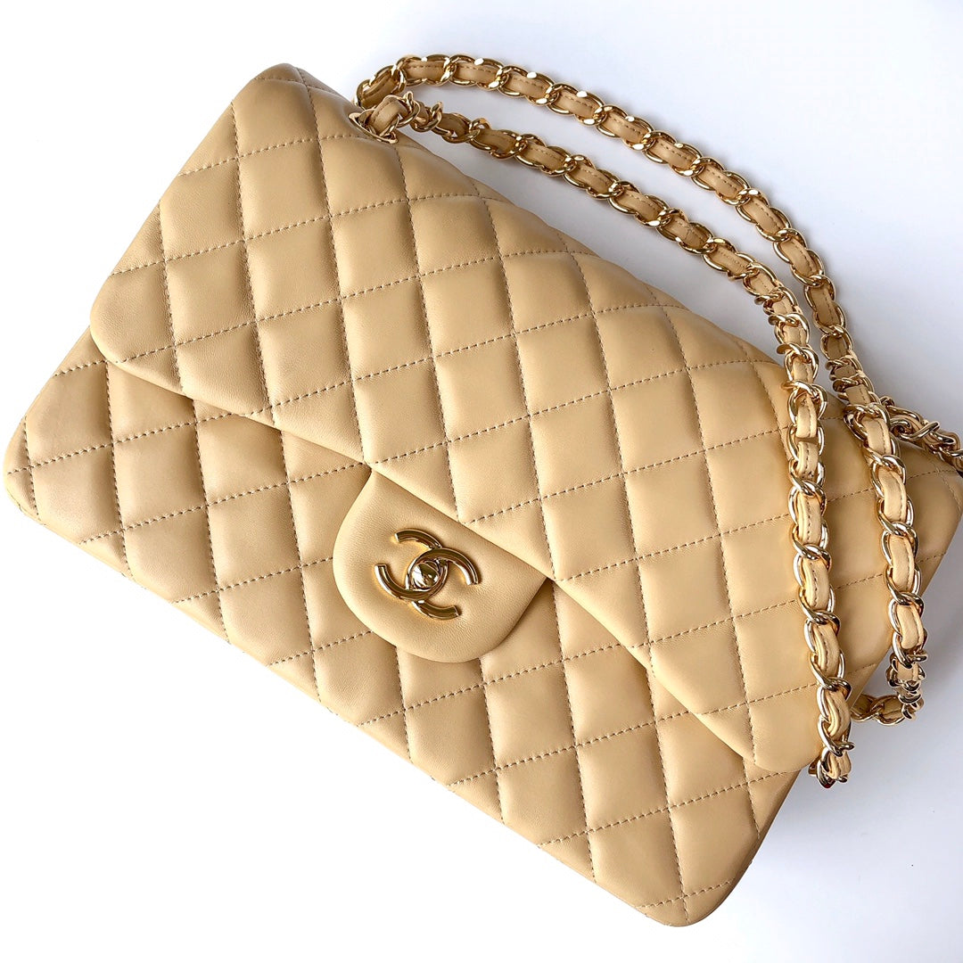 Bolso con solapa jumbo 30 beige claro de piel de cordero con herrajes dorados