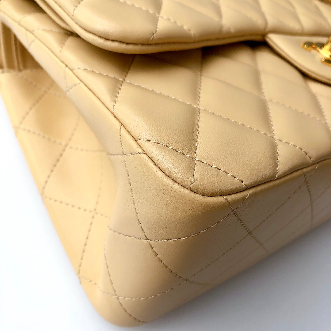 Bolso con solapa jumbo 30 beige claro de piel de cordero con herrajes dorados