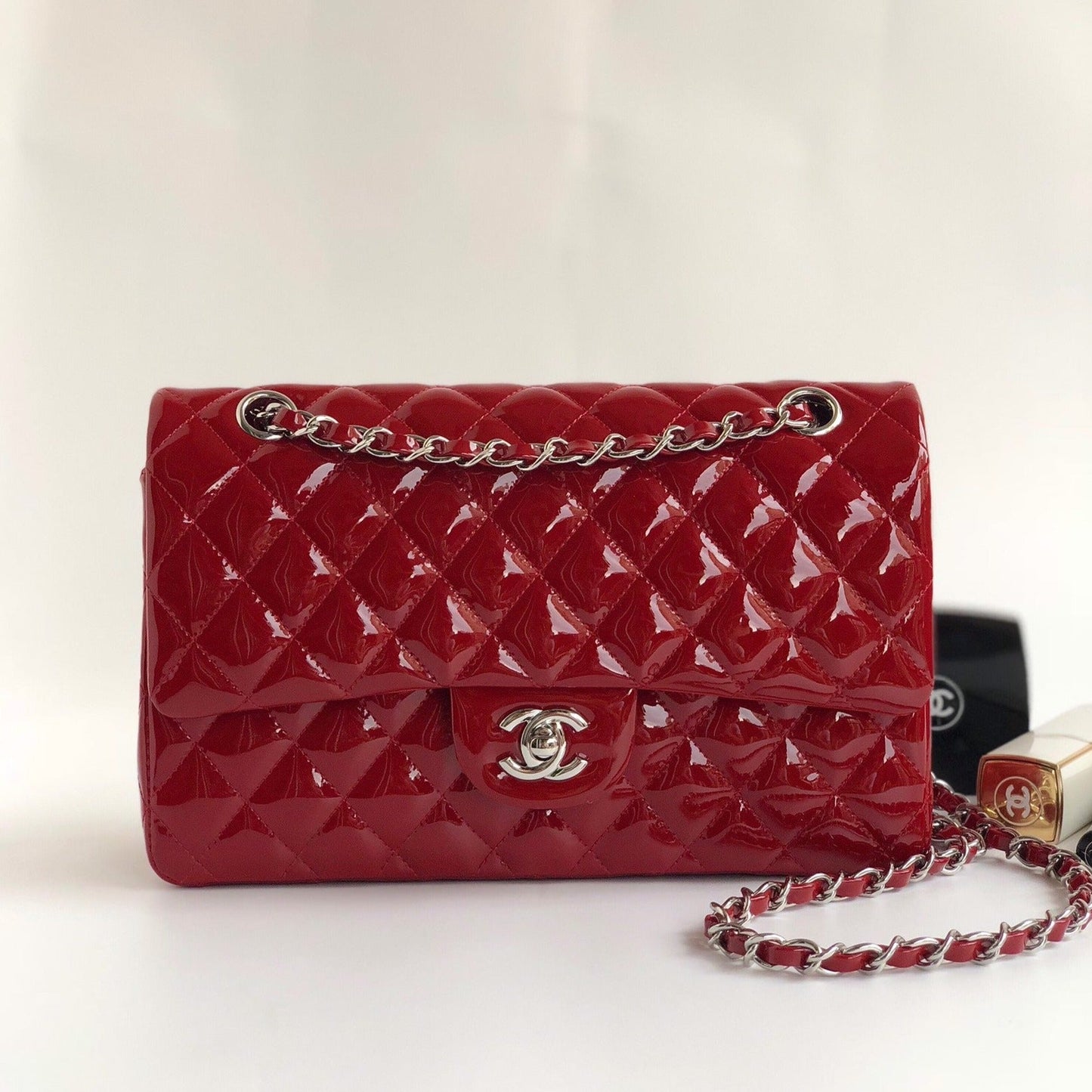 BOLSO CON SOLAPA MEDIANO 25CM PIEL DE BECERRO CHAROL ROJO HERRAJES PLATEADOS