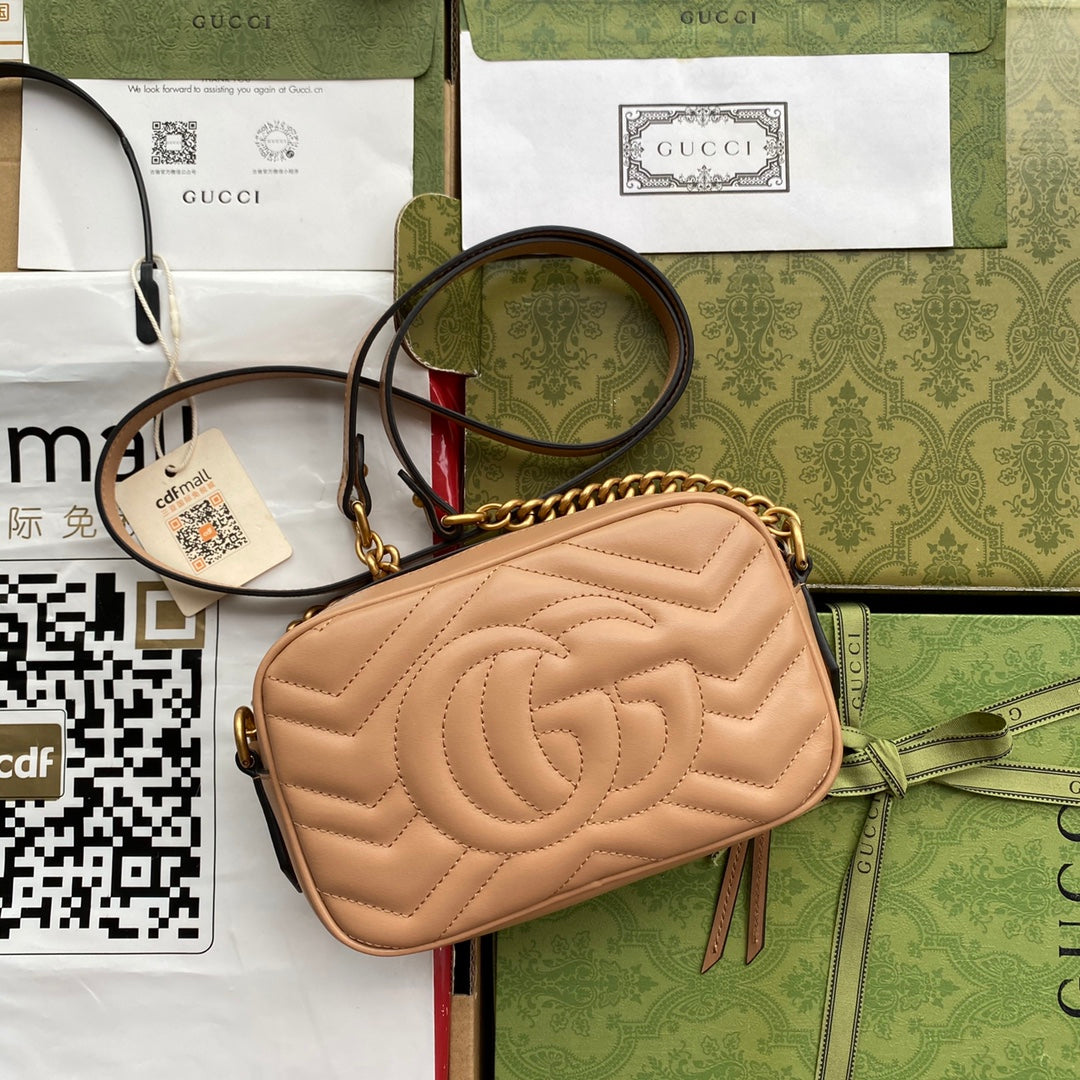 Bolso mini GG Marmont de 18 cm con cremallera en piel de becerro beige oscuro y herrajes dorados