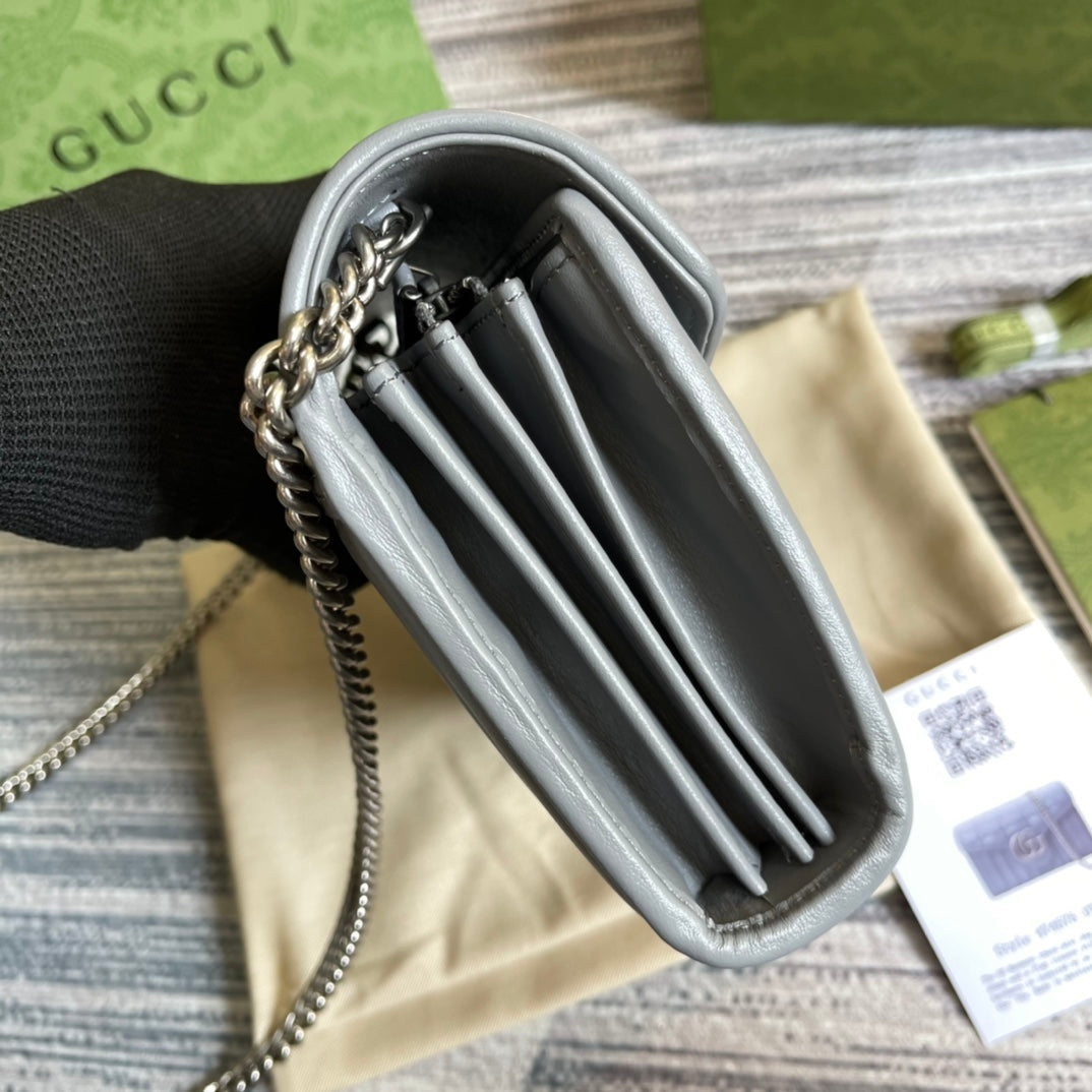 SAC À BANDOULIÈRE GG MARMONT MINI 20 EN CUIR DE VEAU GRIS