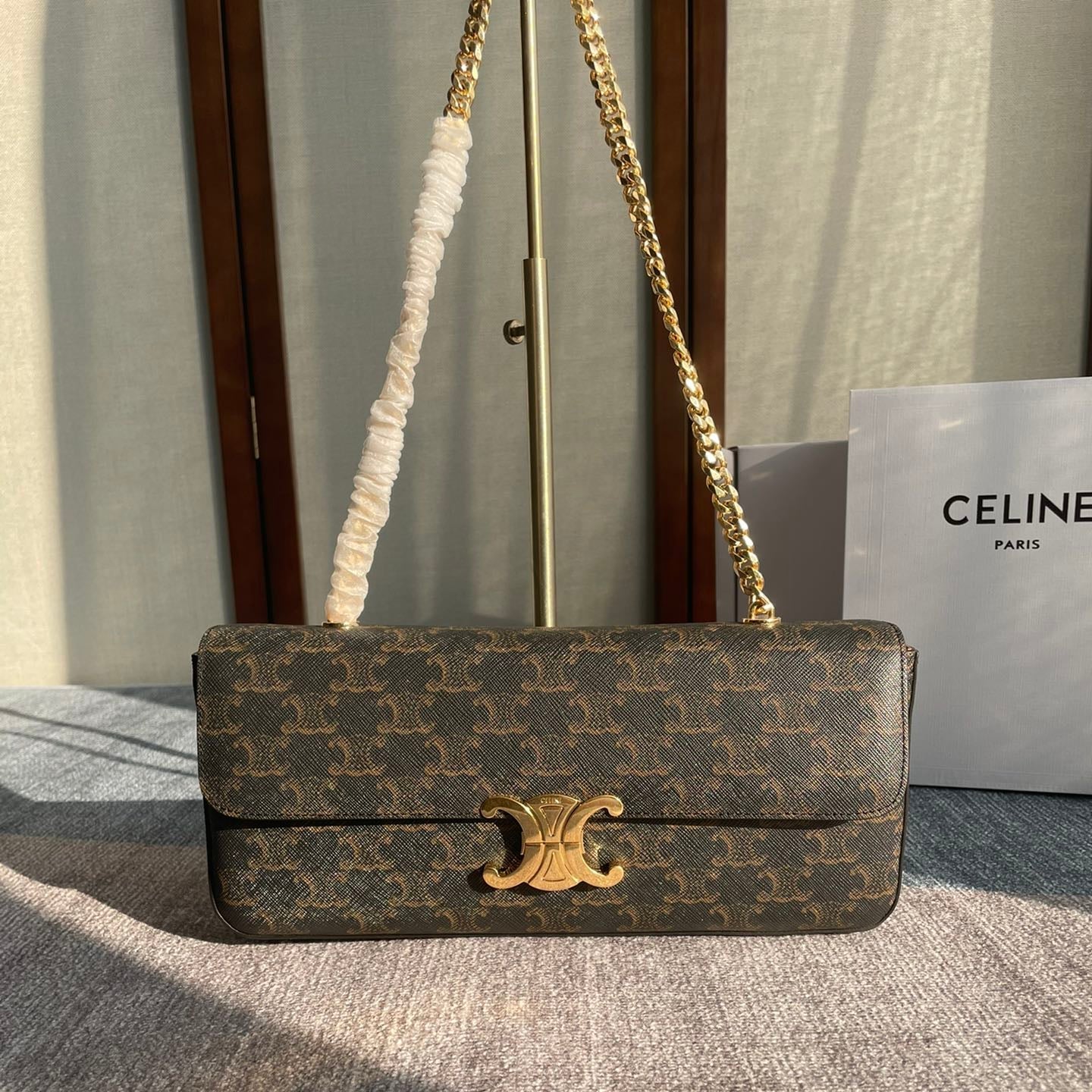 BOLSO DE HOMBRO CON CADENA CLAUDE 33 EN LONA TRIOMPHE NEGRA CON HERRAJES DORADOS