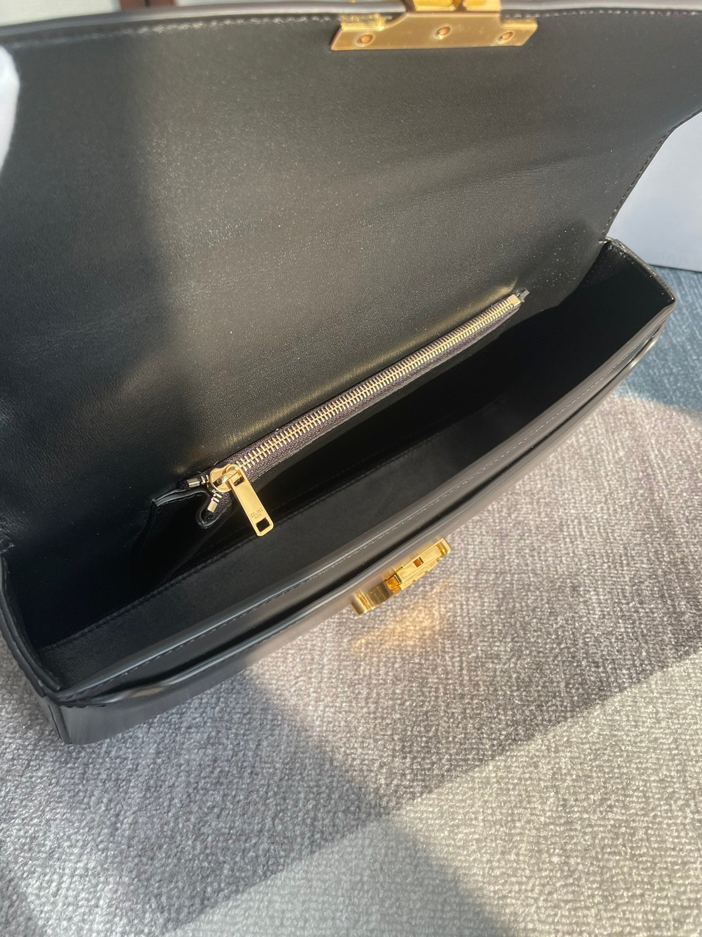 SAC À BANDOULIÈRE CHAÎNE CLAUDE 33 EN CUIR DE VEAU NOIR ET QUINCAILLERIE DORÉ