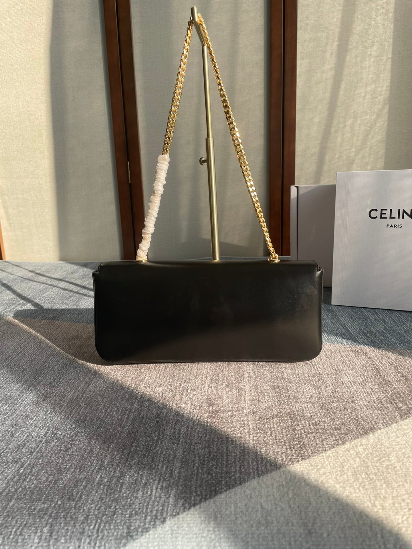 BOLSO DE HOMBRO CON CADENA CLAUDE 33 EN PIEL DE BECERRO NEGRA CON HERRAJES DORADOS