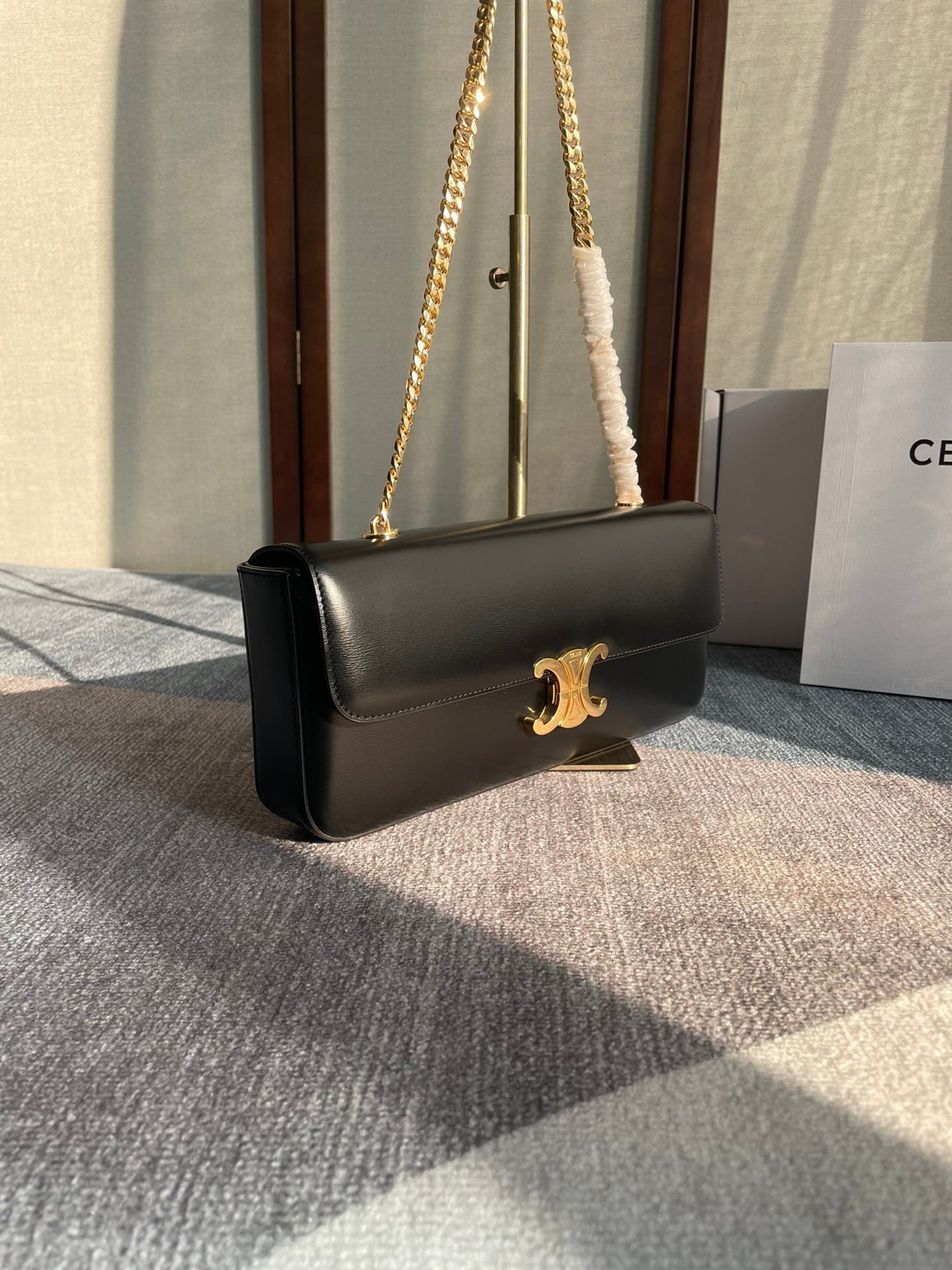 BOLSO DE HOMBRO CON CADENA CLAUDE 33 EN PIEL DE BECERRO NEGRA CON HERRAJES DORADOS