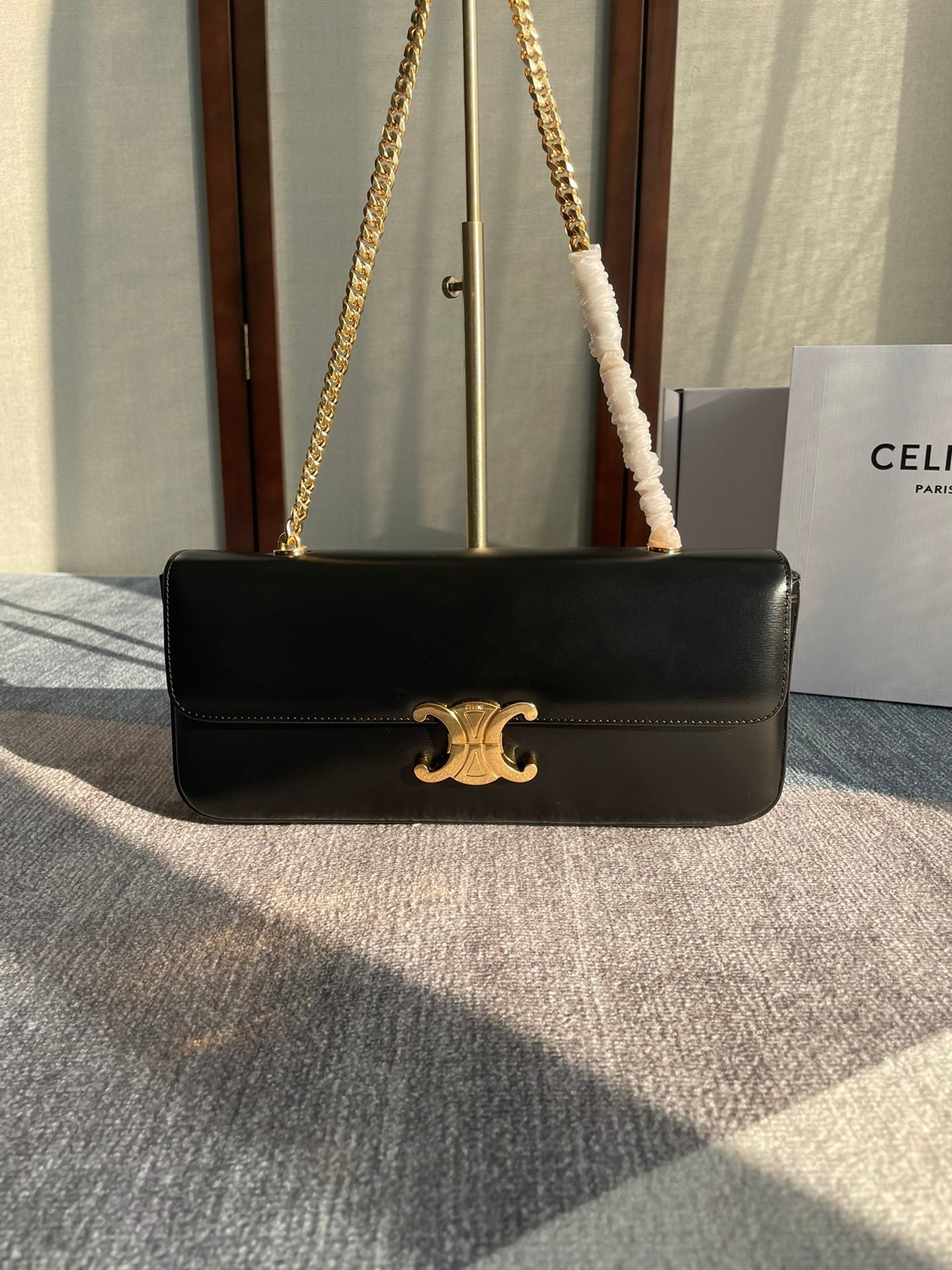 BOLSO DE HOMBRO CON CADENA CLAUDE 33 EN PIEL DE BECERRO NEGRA CON HERRAJES DORADOS