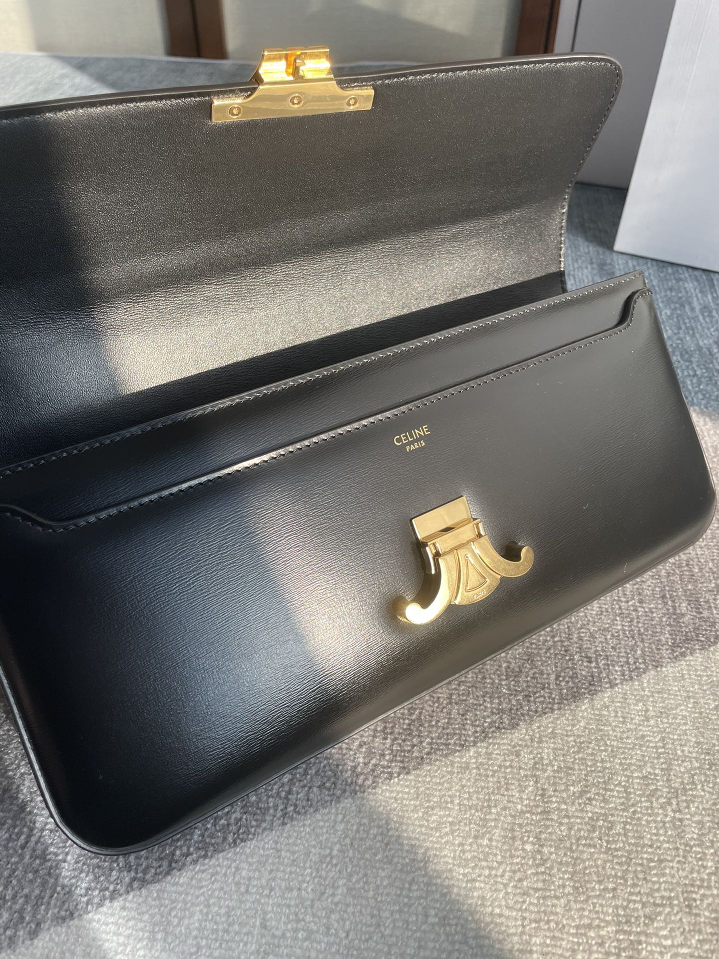 BOLSO DE HOMBRO CON CADENA CLAUDE 33 EN PIEL DE BECERRO NEGRA CON HERRAJES DORADOS