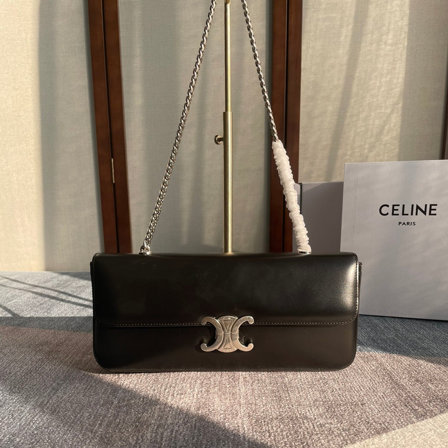 BOLSO DE HOMBRO CON CADENA CLAUDE 33 EN PIEL DE BECERRO NEGRA Y HERRAJES PLATEADOS