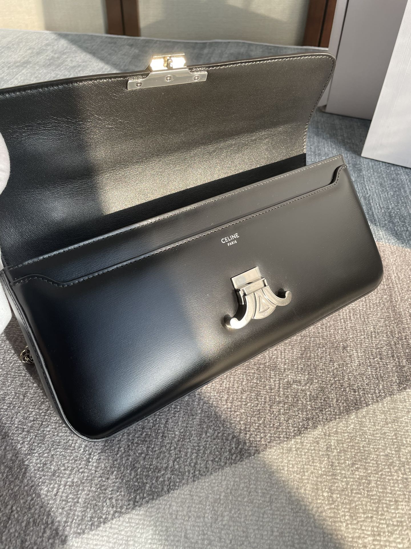 SAC À BANDOULIÈRE CHAÎNE CLAUDE 33 EN CUIR DE VEAU NOIR, ACCESSOIRES ARGENTÉS