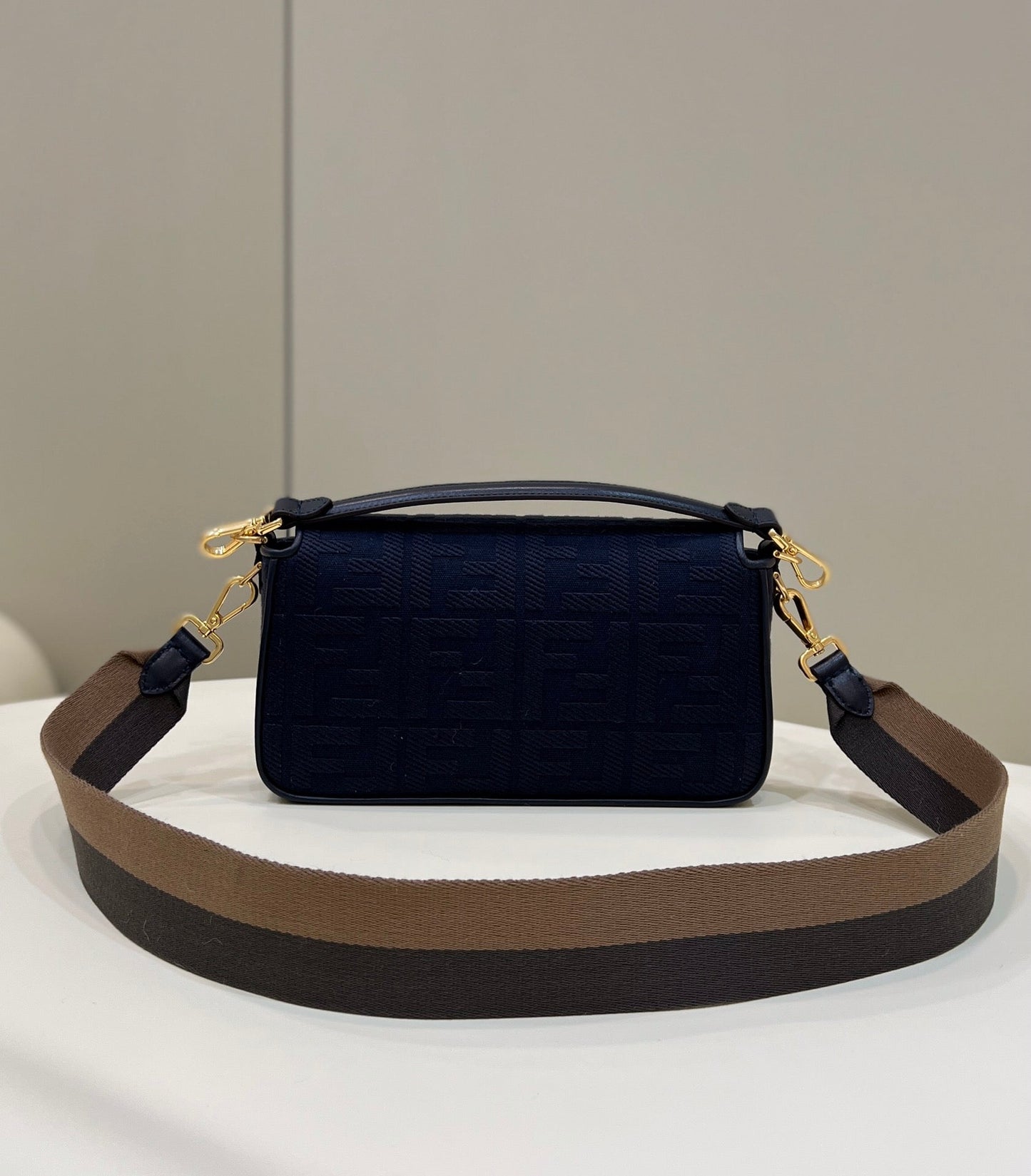 BAGUETTE À MOTIF FF 27 EN TISSU JACQUARD BLEU MARINE, QUINCAILLERIE DORÉ