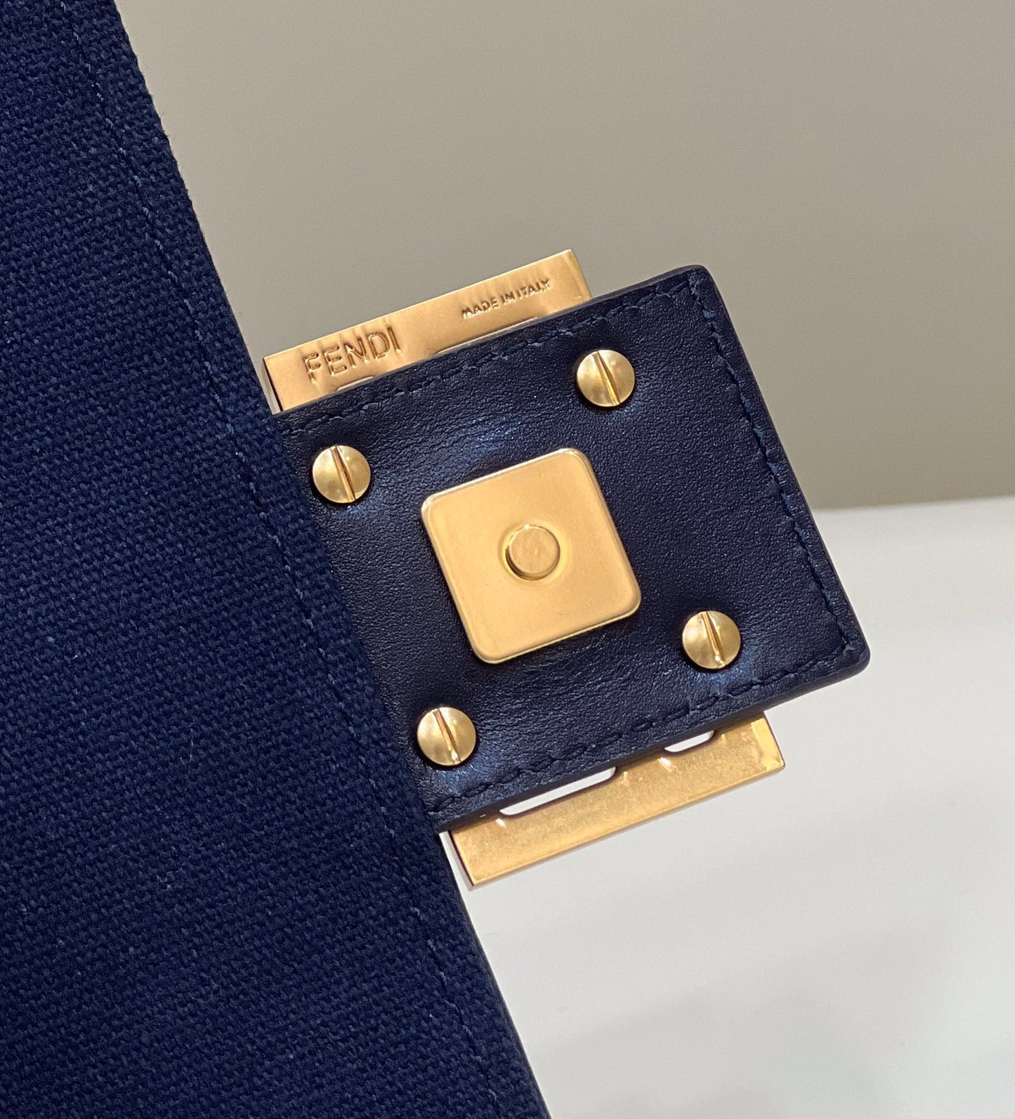 BAGUETTE À MOTIF FF 27 EN TISSU JACQUARD BLEU MARINE, QUINCAILLERIE DORÉ