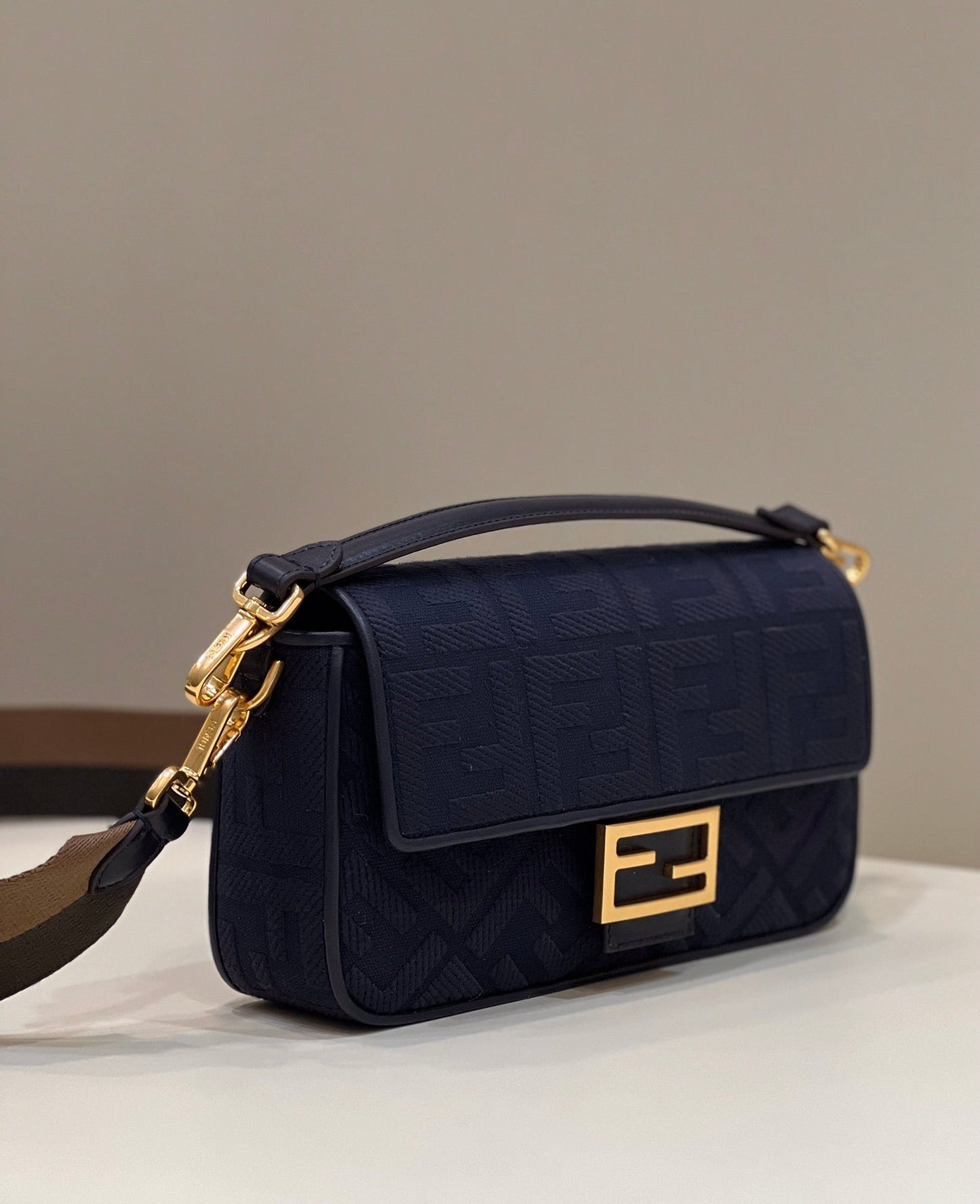 BAGUETTE À MOTIF FF 27 EN TISSU JACQUARD BLEU MARINE, QUINCAILLERIE DORÉ