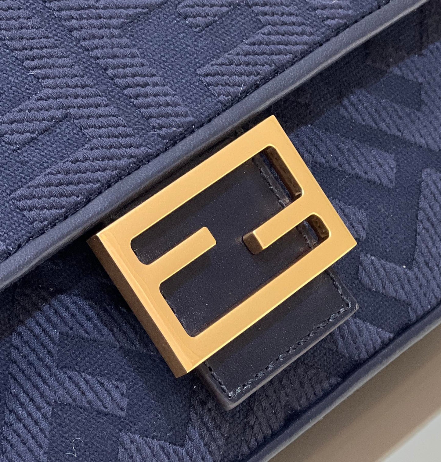 BAGUETTE À MOTIF FF 27 EN TISSU JACQUARD BLEU MARINE, QUINCAILLERIE DORÉ