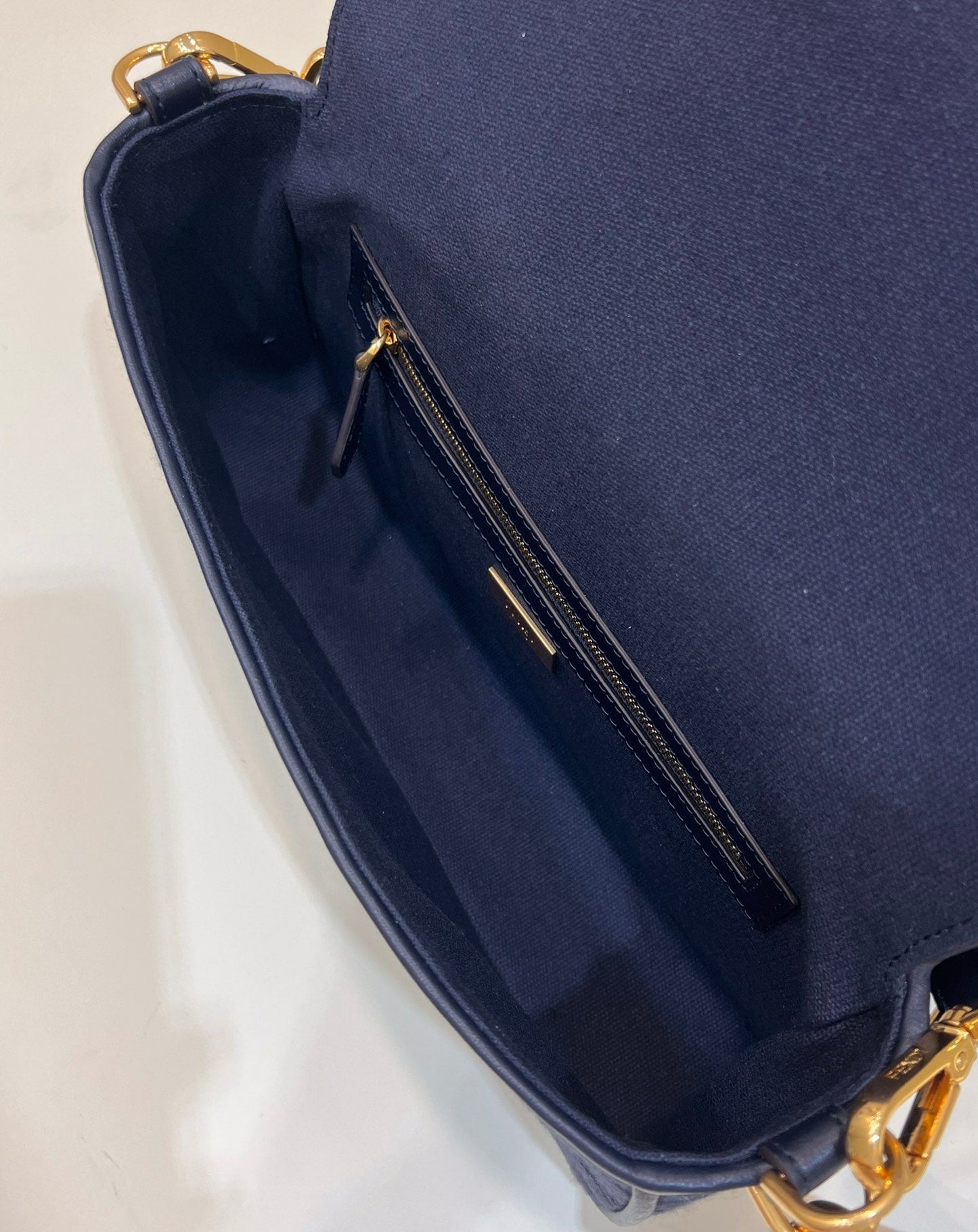 BAGUETTE À MOTIF FF 27 EN TISSU JACQUARD BLEU MARINE, QUINCAILLERIE DORÉ