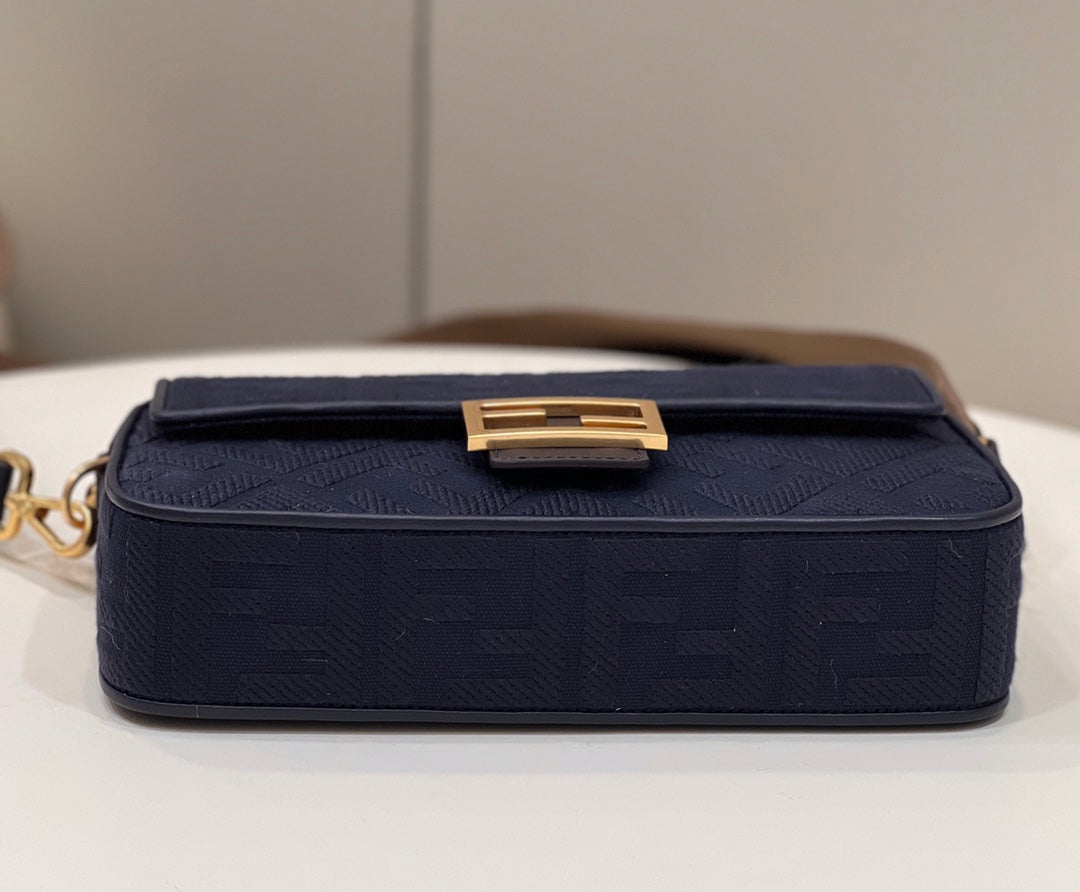 BAGUETTE À MOTIF FF 27 EN TISSU JACQUARD BLEU MARINE, QUINCAILLERIE DORÉ