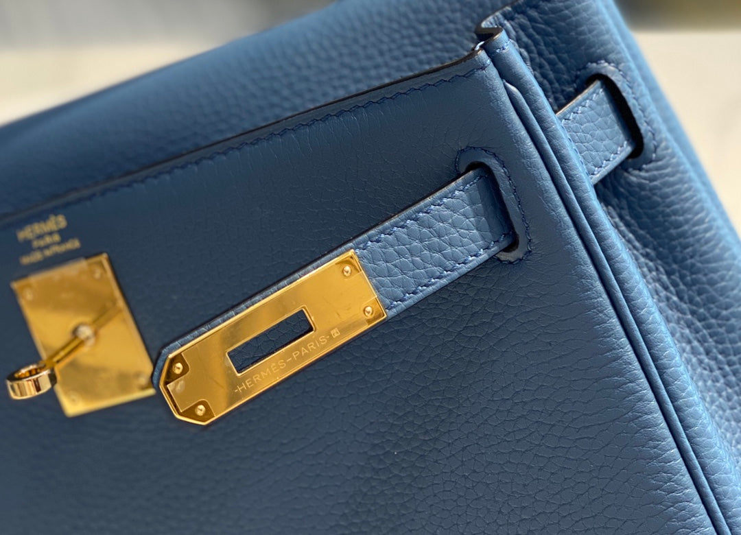 Hm Kelly 32 cm en cuir Togo bleu avec finitions dorées
