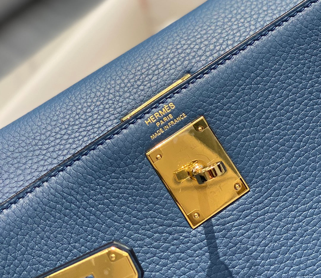 Hm Kelly 32 cm en cuir Togo bleu avec finitions dorées