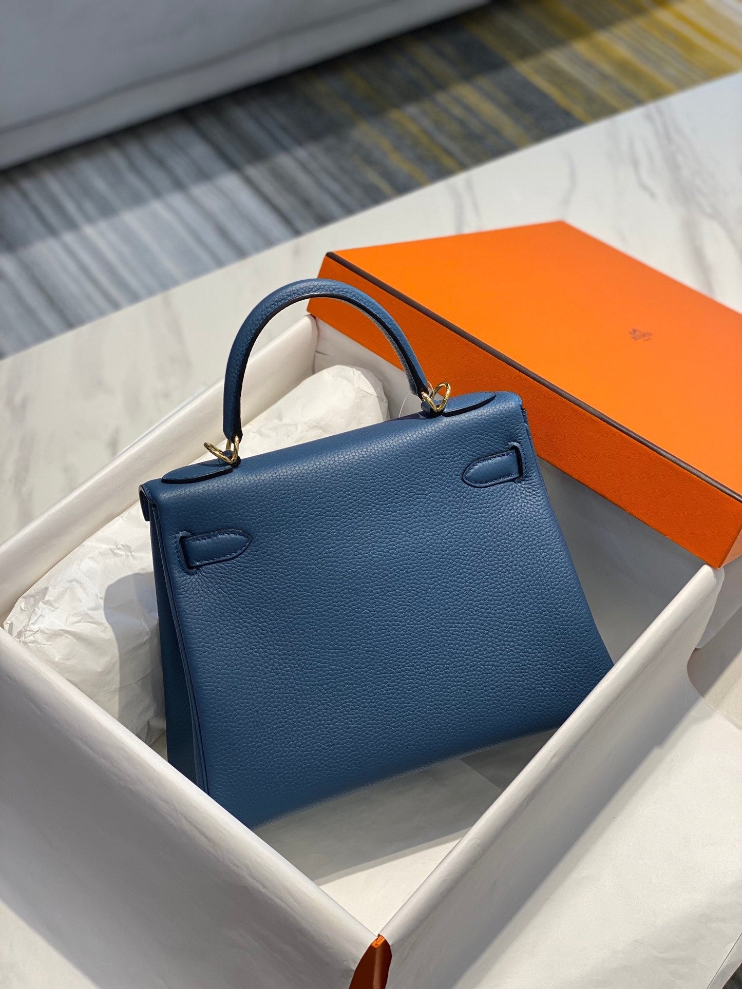Hm Kelly 32 cm en cuir Togo bleu avec finitions dorées