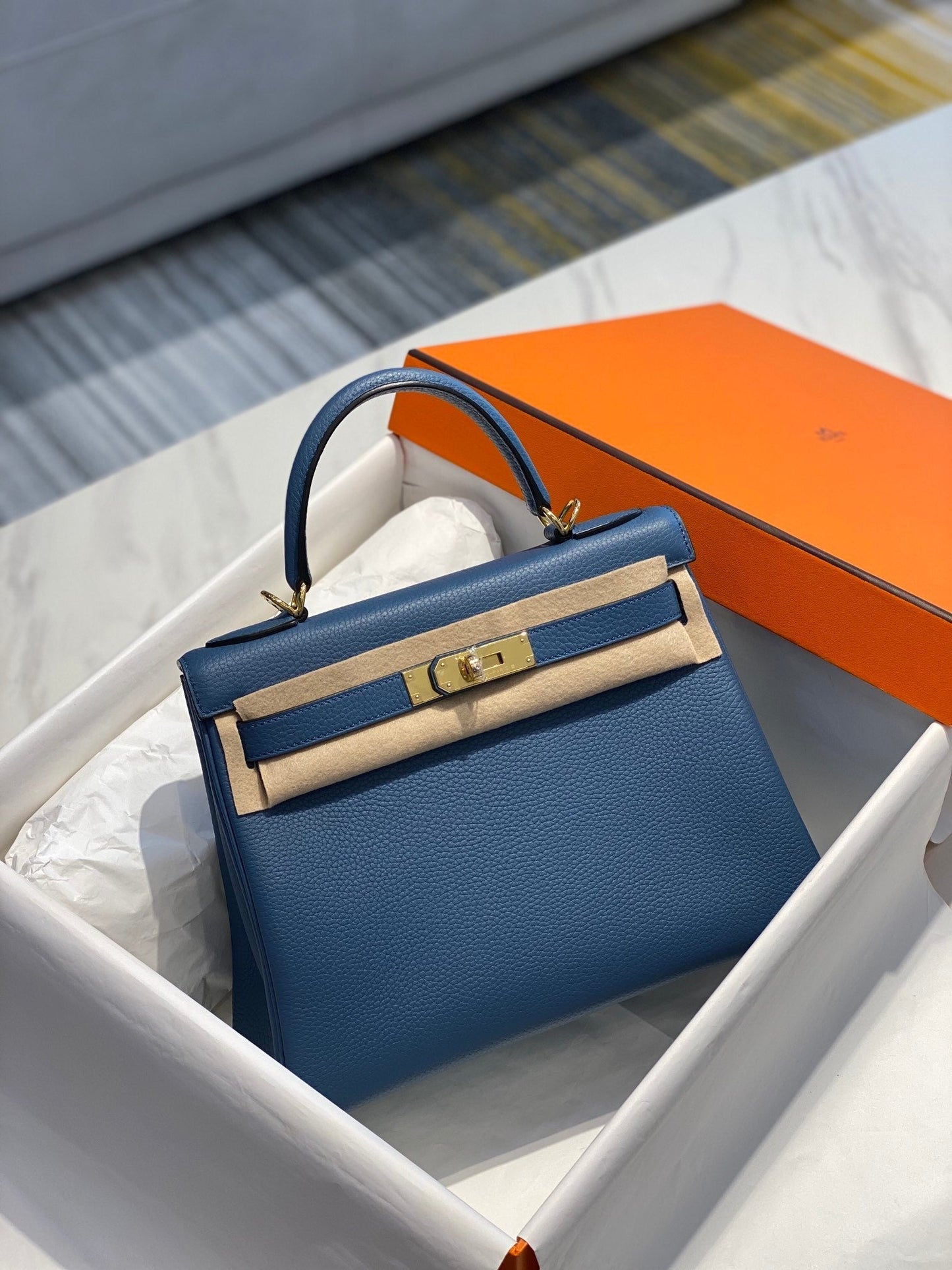 Hm Kelly 32 cm en cuir Togo bleu avec finitions dorées