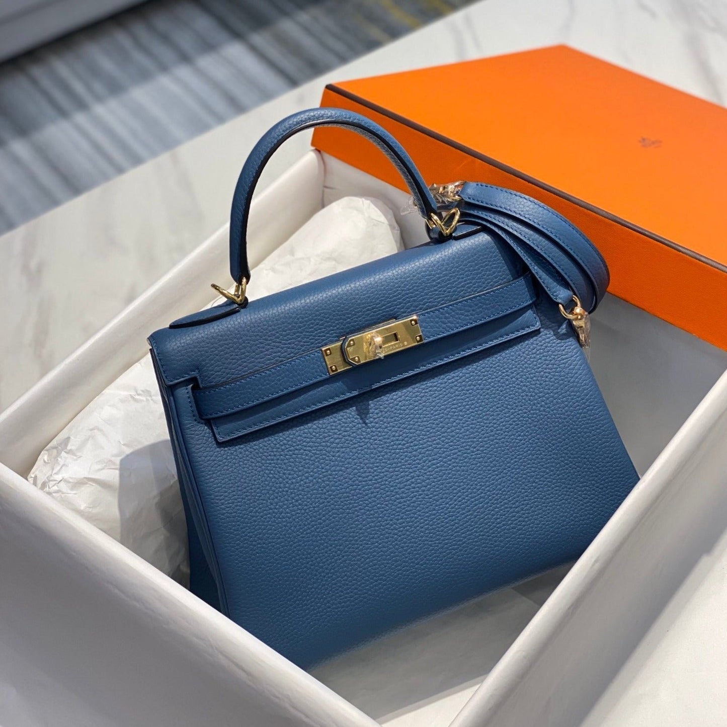 Hm Kelly 32 cm en cuir Togo bleu avec finitions dorées