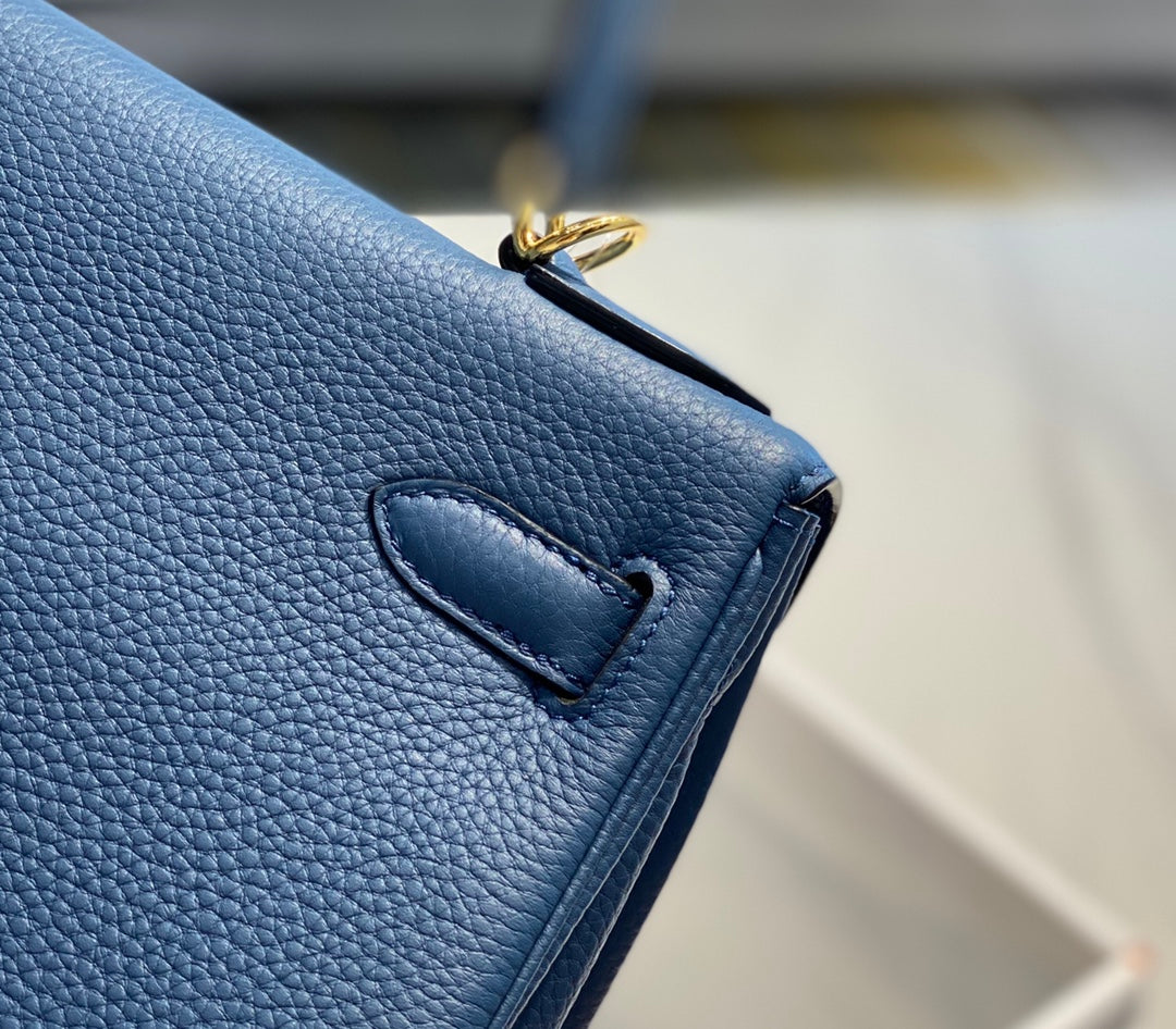 Hm Kelly 32 cm en cuir Togo bleu avec finitions dorées