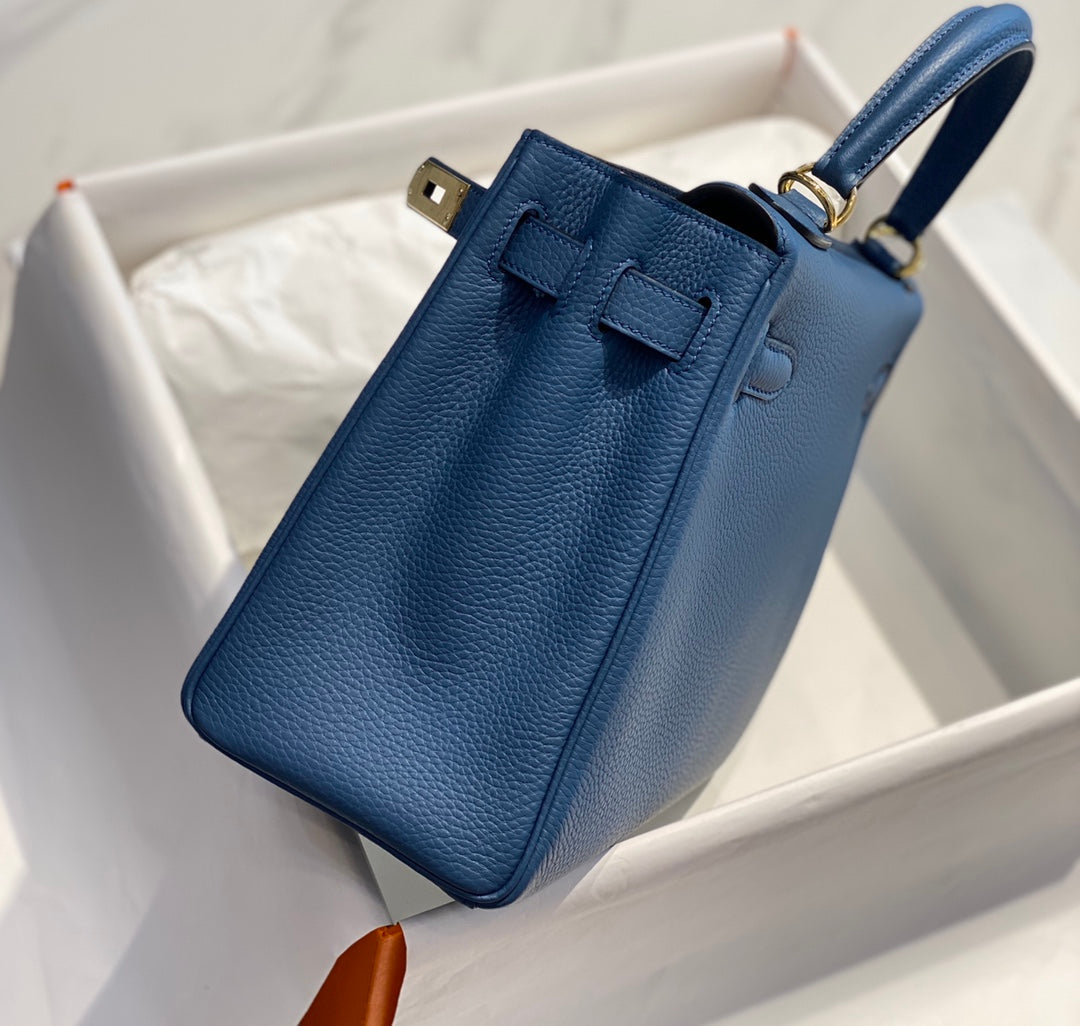 Hm Kelly 32 cm en cuir Togo bleu avec finitions dorées