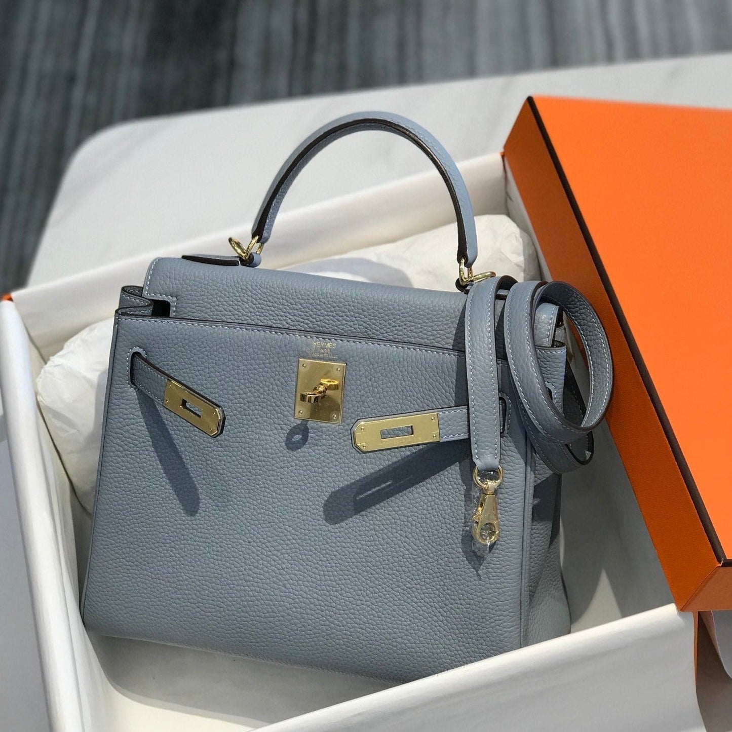 Hm Kelly 32 cm en cuir Togo bleu ciel avec finitions dorées