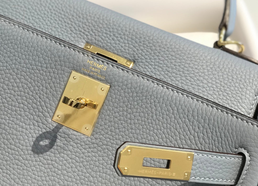 Hm Kelly 32 cm en cuir Togo bleu ciel avec finitions dorées