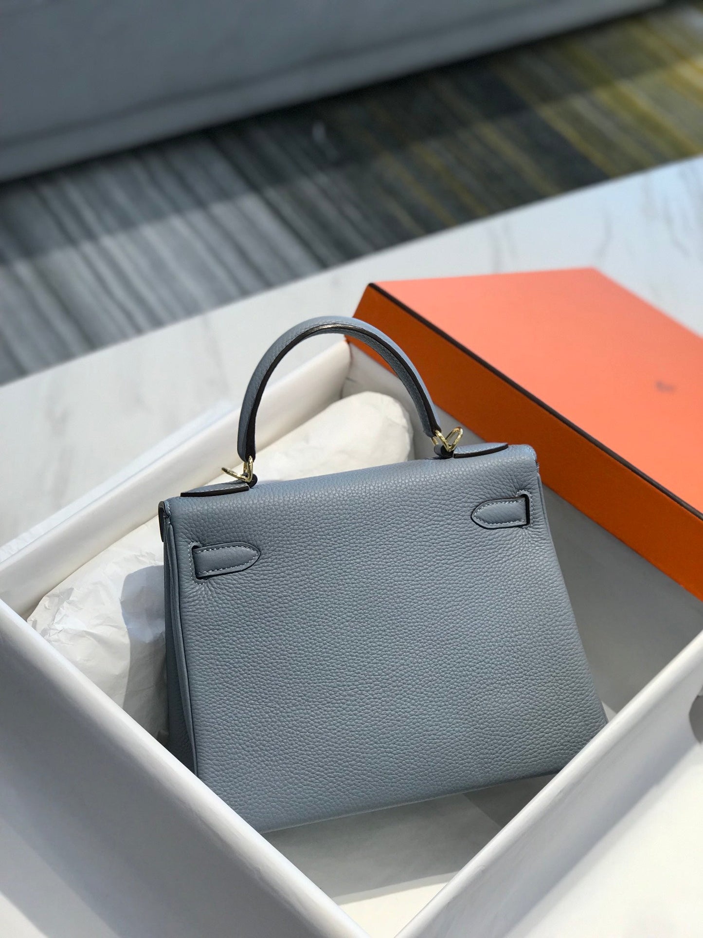 Hm Kelly 32 cm en cuir Togo bleu ciel avec finitions dorées