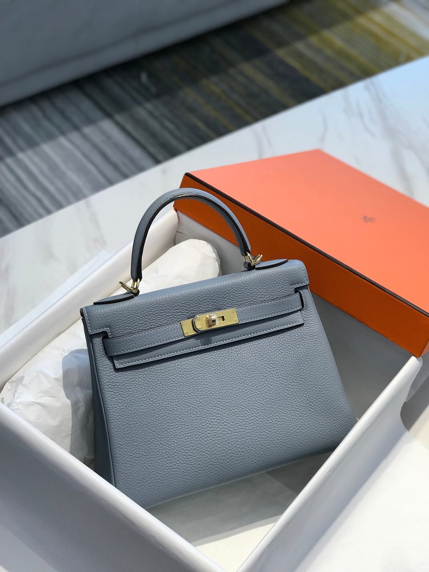 Hm Kelly 32 cm en cuir Togo bleu ciel avec finitions dorées