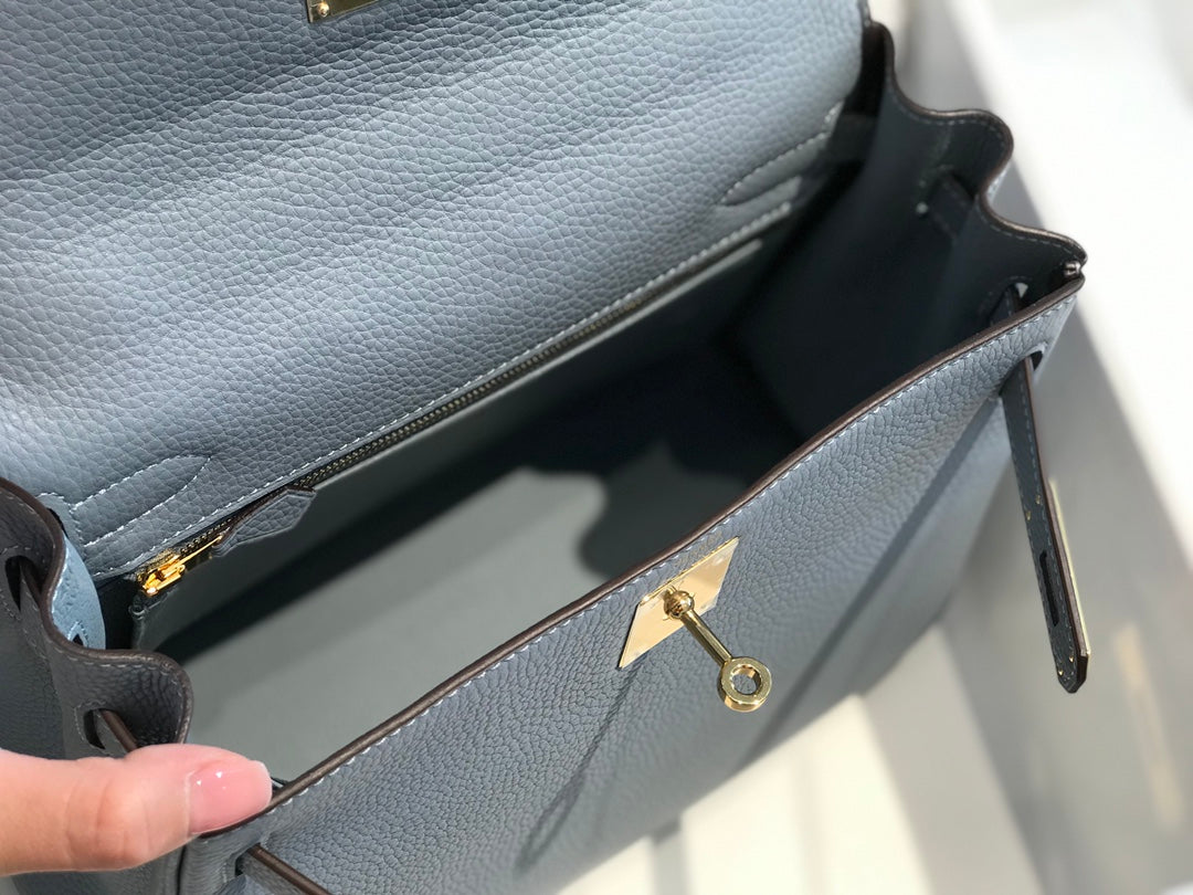 Hm Kelly 32 cm en cuir Togo bleu ciel avec finitions dorées