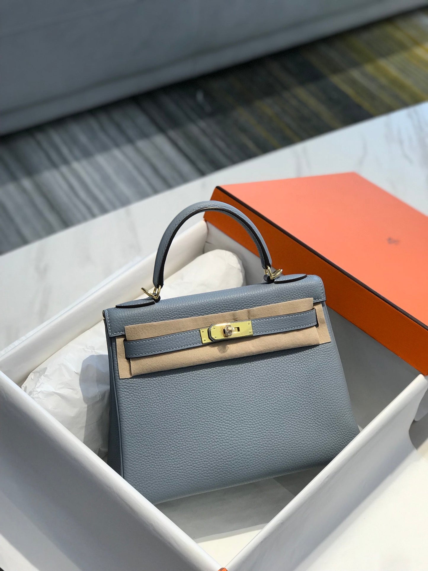 Hm Kelly 32 cm en cuir Togo bleu ciel avec finitions dorées