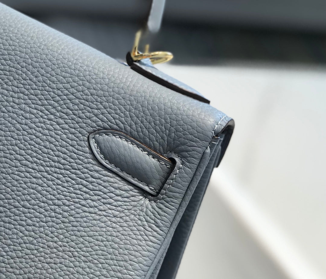 Hm Kelly 32 cm en cuir Togo bleu ciel avec finitions dorées