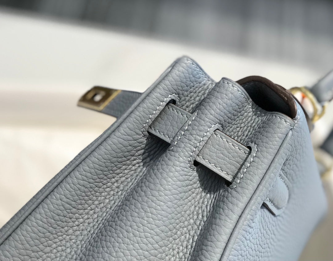 Hm Kelly 32 cm en cuir Togo bleu ciel avec finitions dorées
