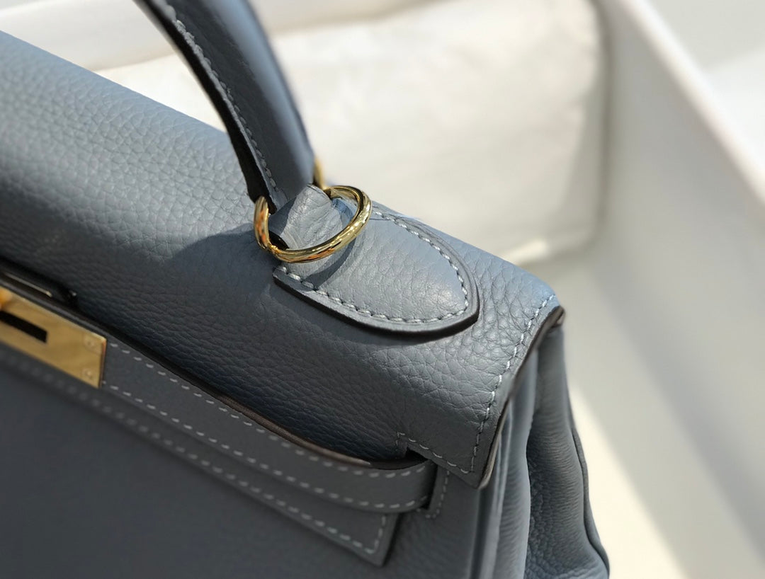 Hm Kelly 32 cm en cuir Togo bleu ciel avec finitions dorées