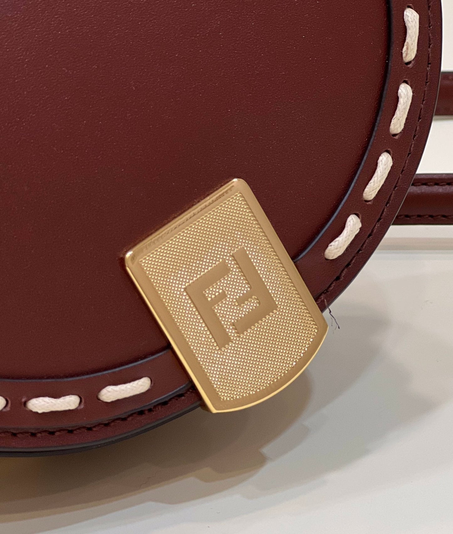 MOONLIGHT 19 EN PIEL DE BECERRO LISA ROJO VINO CON HERRAJES DORADOS