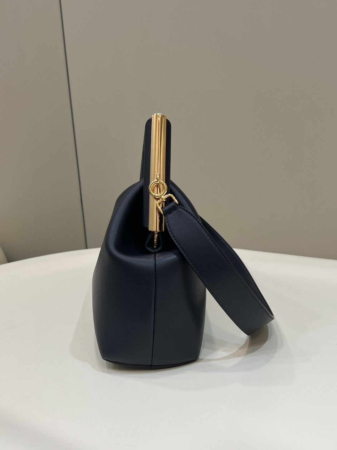 BOLSO FENDI FIRST SMALL 32 EN PIEL NAPPA NEGRA CON HERRAJES DORADOS