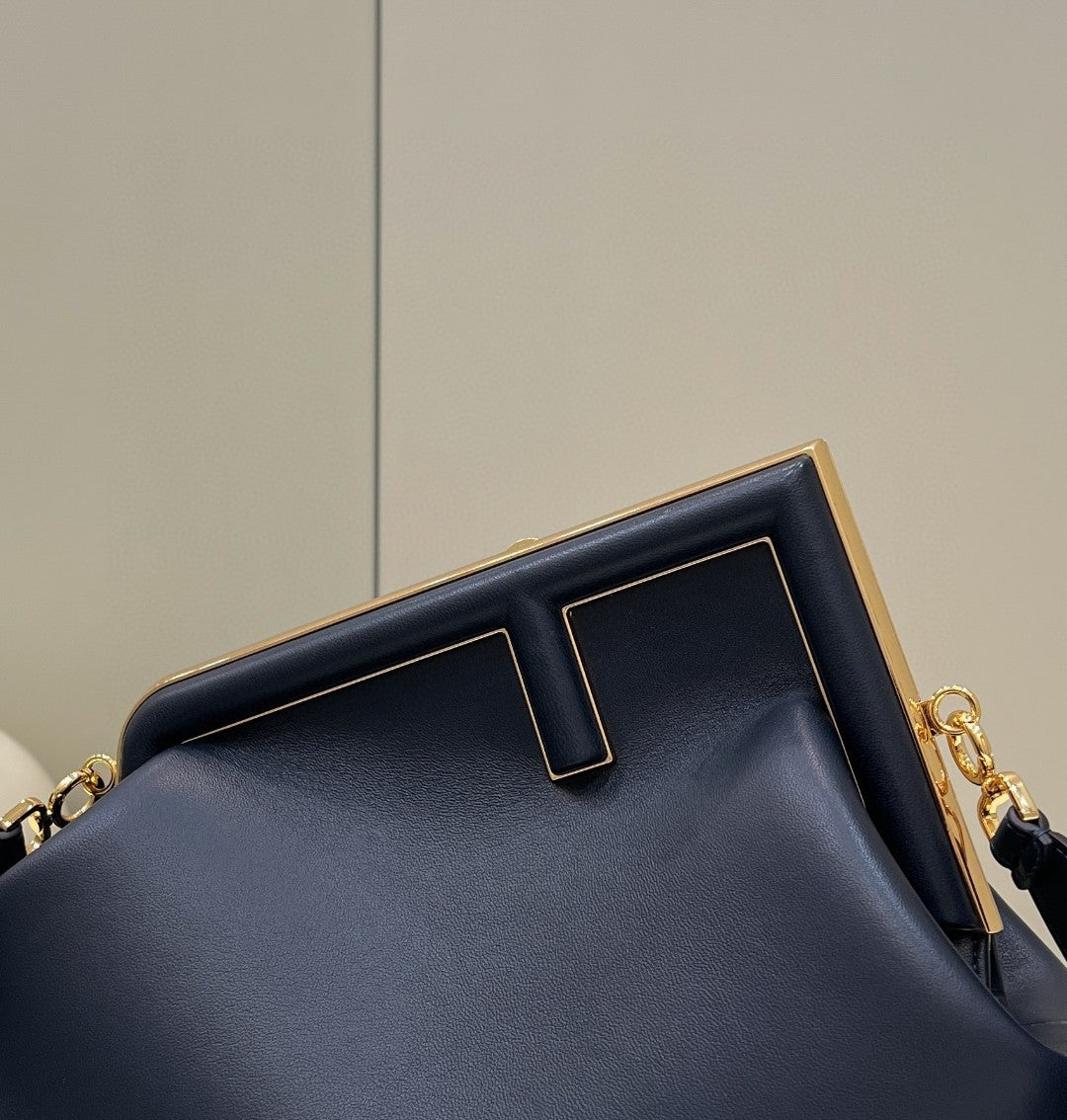 BOLSO FENDI FIRST SMALL 32 EN PIEL NAPPA NEGRA CON HERRAJES DORADOS