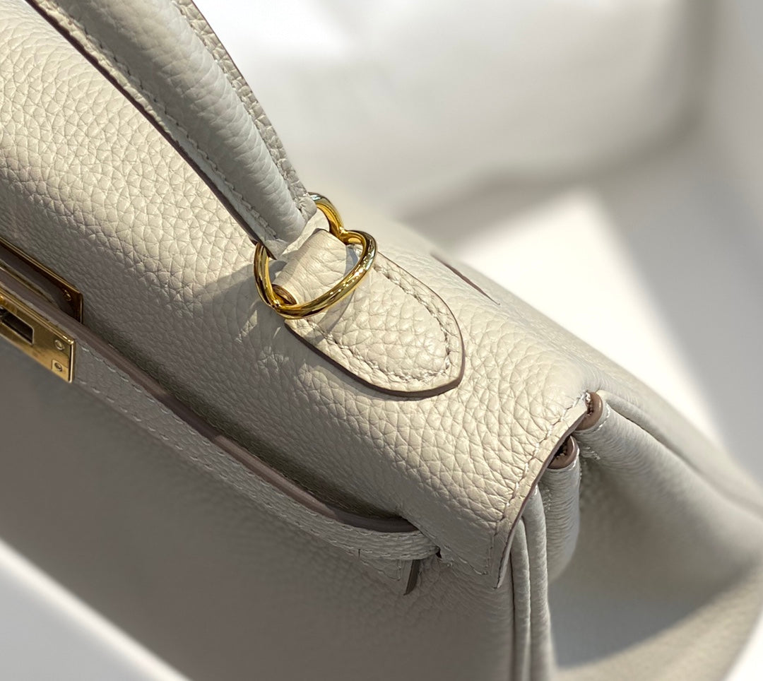 Hm Kelly 32 cm en cuir Togo crème avec accessoires dorés