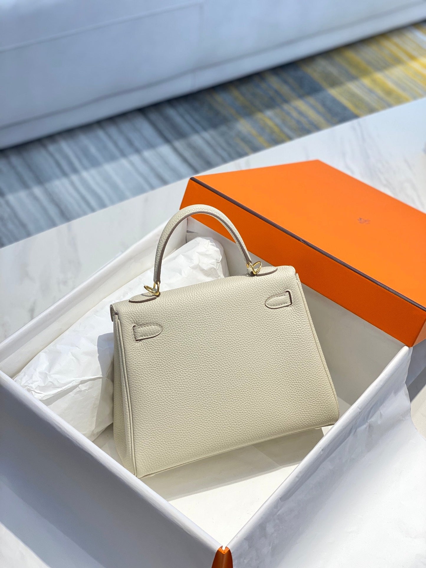 Hm Kelly 32 cm en cuir Togo crème avec accessoires dorés