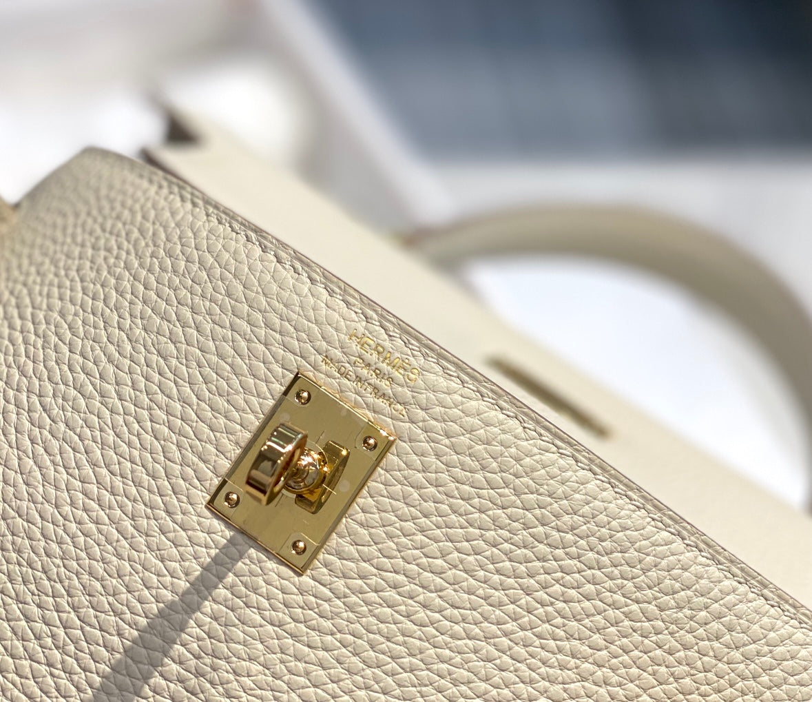 Hm Kelly 32 cm en cuir Togo crème avec accessoires dorés