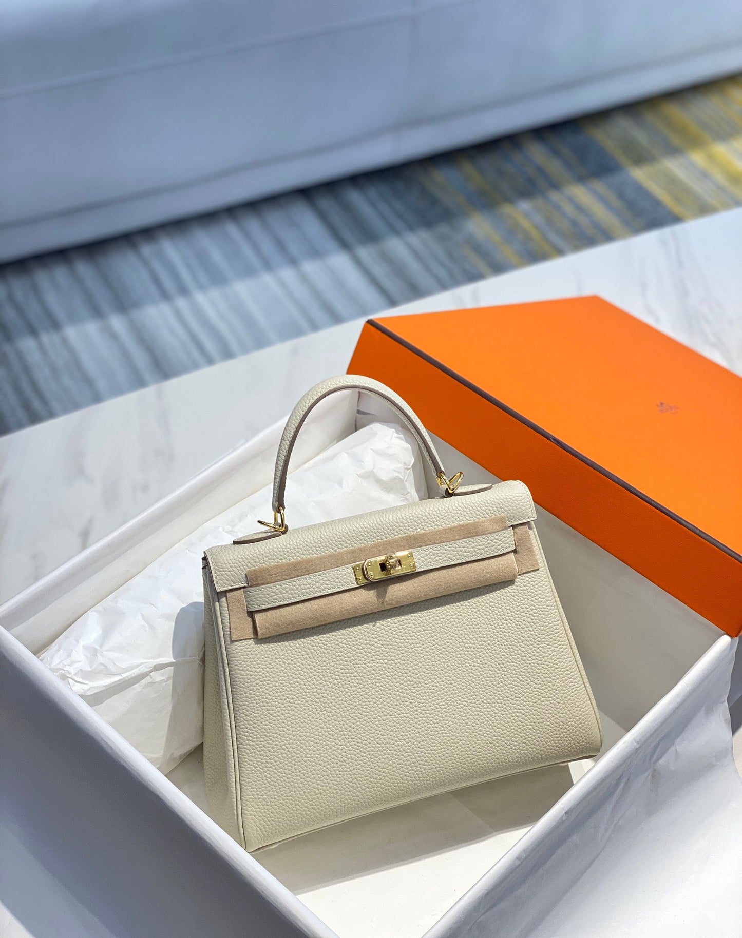 Hm Kelly 32 cm en cuir Togo crème avec accessoires dorés