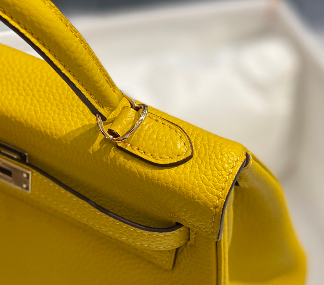 Hm Kelly 32 cm en cuir Togo jaune avec finitions dorées