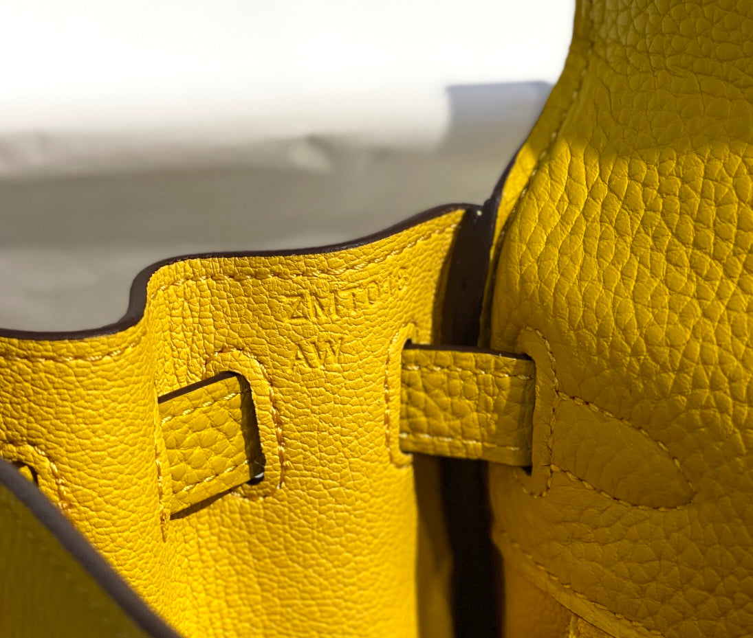 Hm Kelly 32 cm en cuir Togo jaune avec finitions dorées