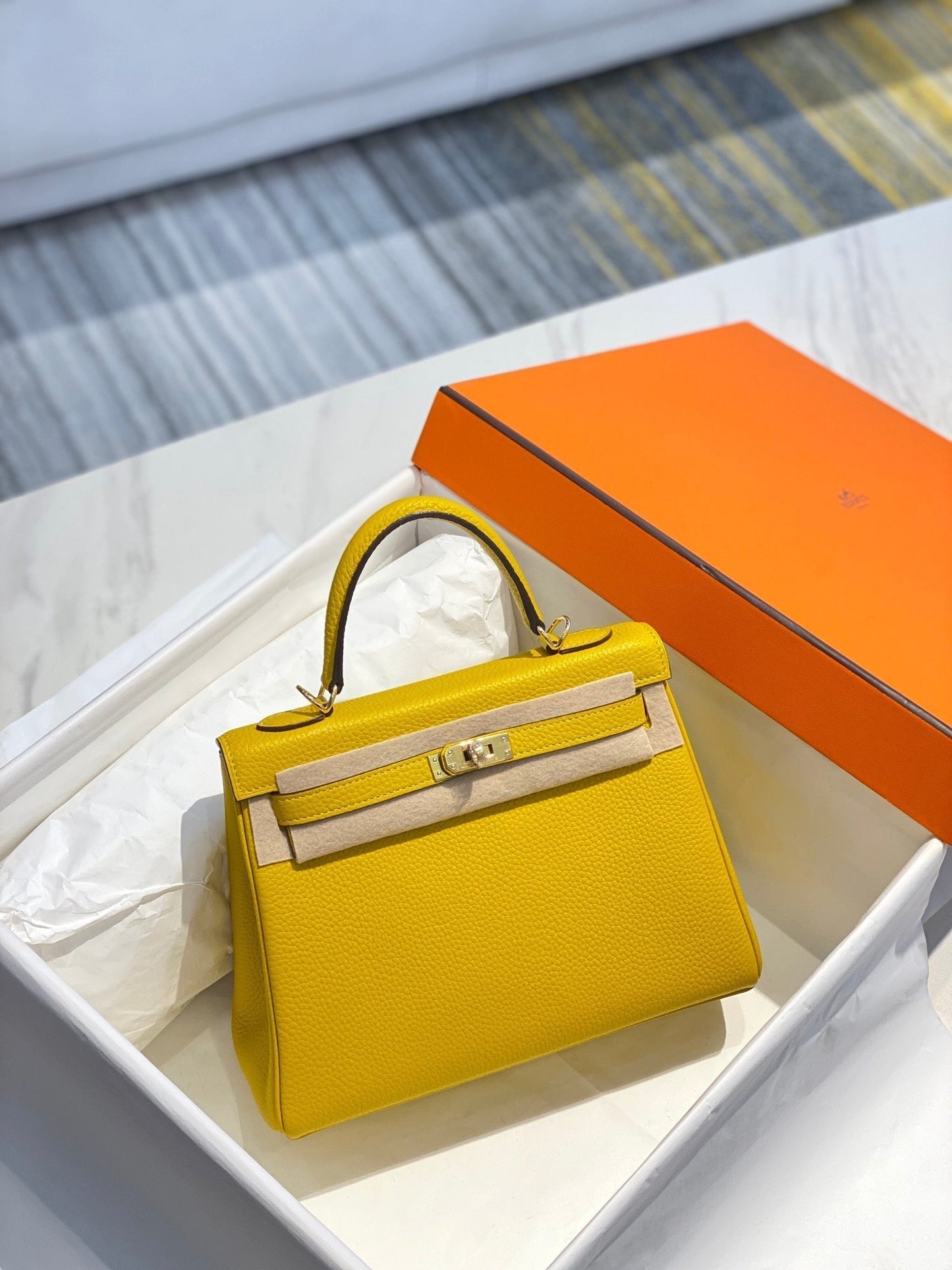 Hm Kelly 32 cm en cuir Togo jaune avec finitions dorées