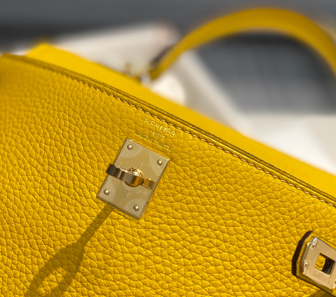 Hm Kelly 32 cm en cuir Togo jaune avec finitions dorées